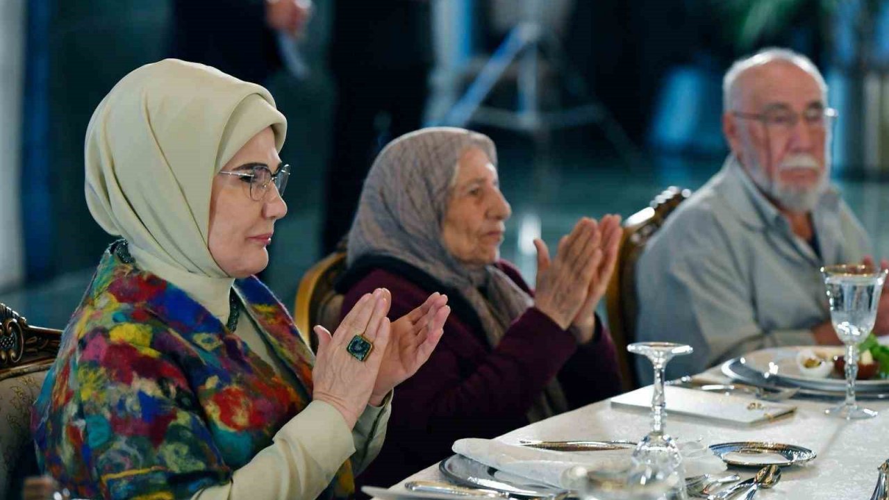 Emine Erdoğan, huzurevi sakinleriyle iftarda buluştu