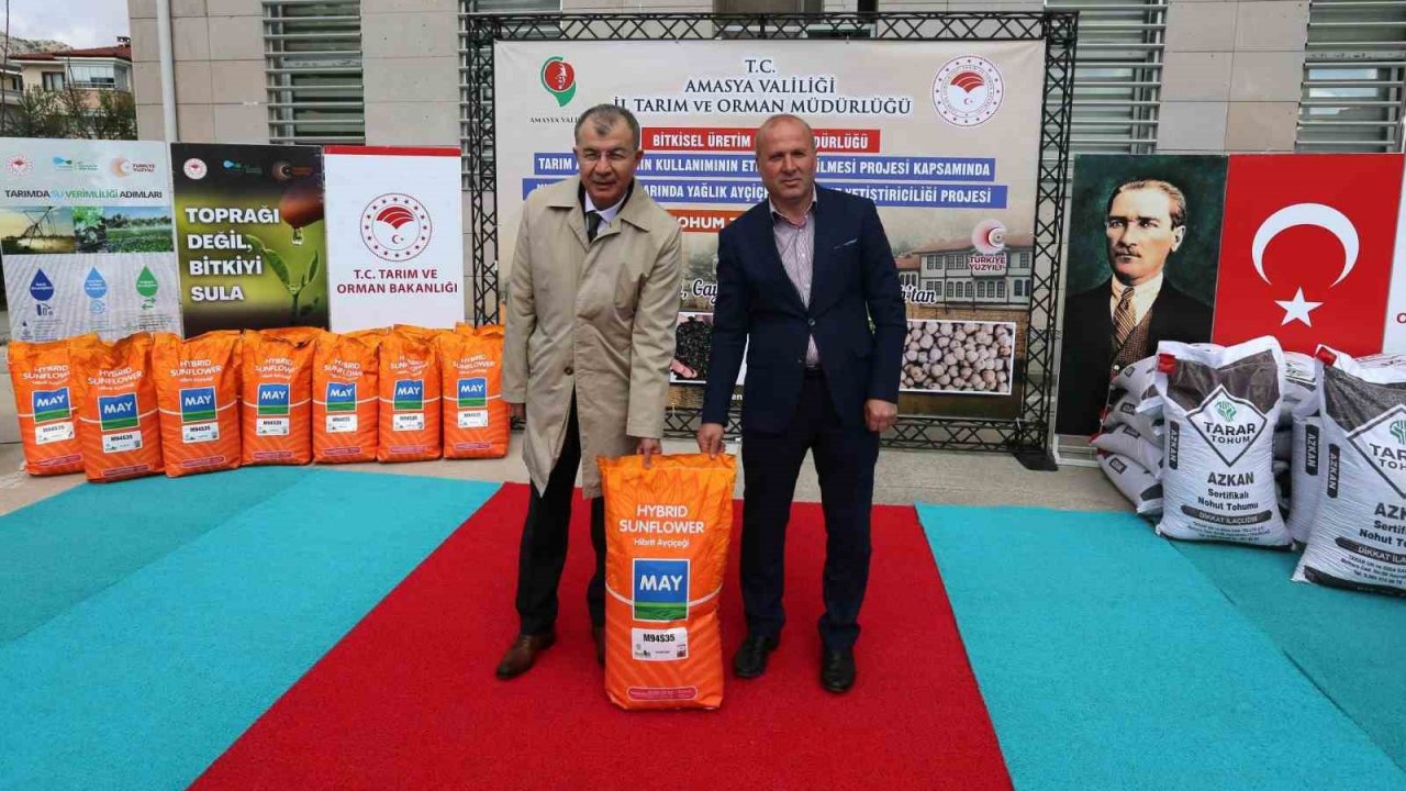 Amasya’da çiftçilere ayçiçeği ve nohut tohumları dağıtıldı