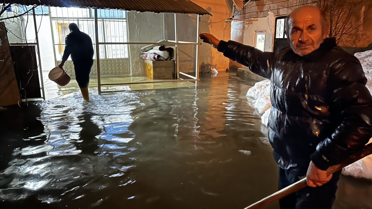 Yüksekova’da evi sular altında kalan 5 nüfuslu aile, akrabalarına sığındı