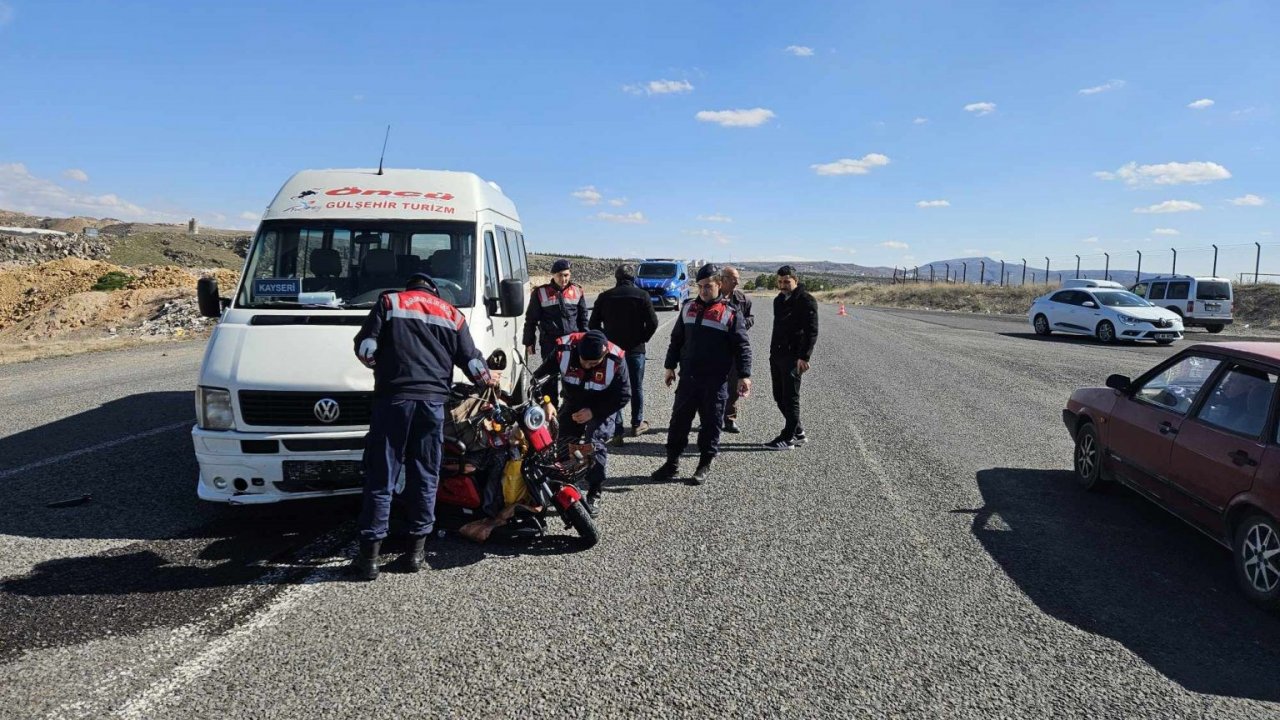 U dönüşü yapan motosiklete minibüsün çarptığı kaza kamerada: 1 ölü