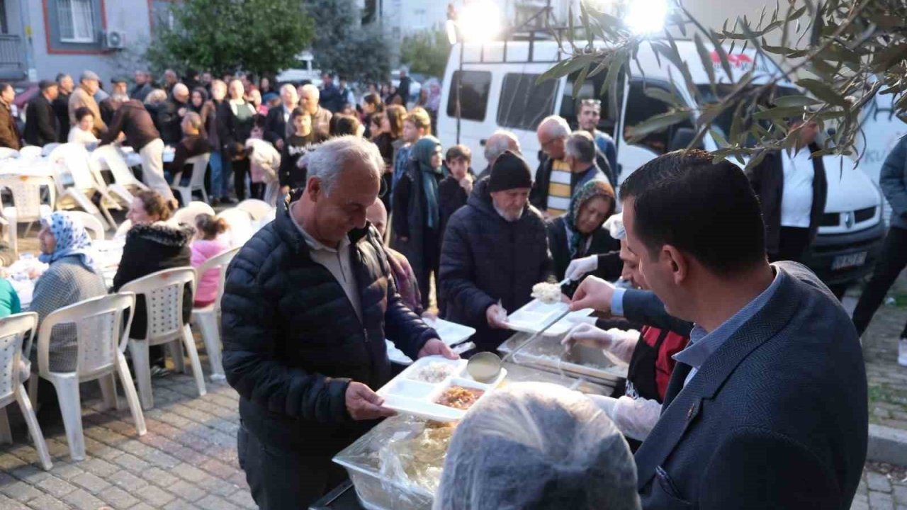 Efeler Belediye Başkan Adayı Pehlivan, iftarını mahalle sakinleri ile birlikte açtı