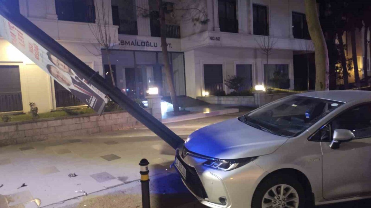 Kadıköy’de kontrolden çıkan araç park halindeki otomobile çarptı: 2 yaralı