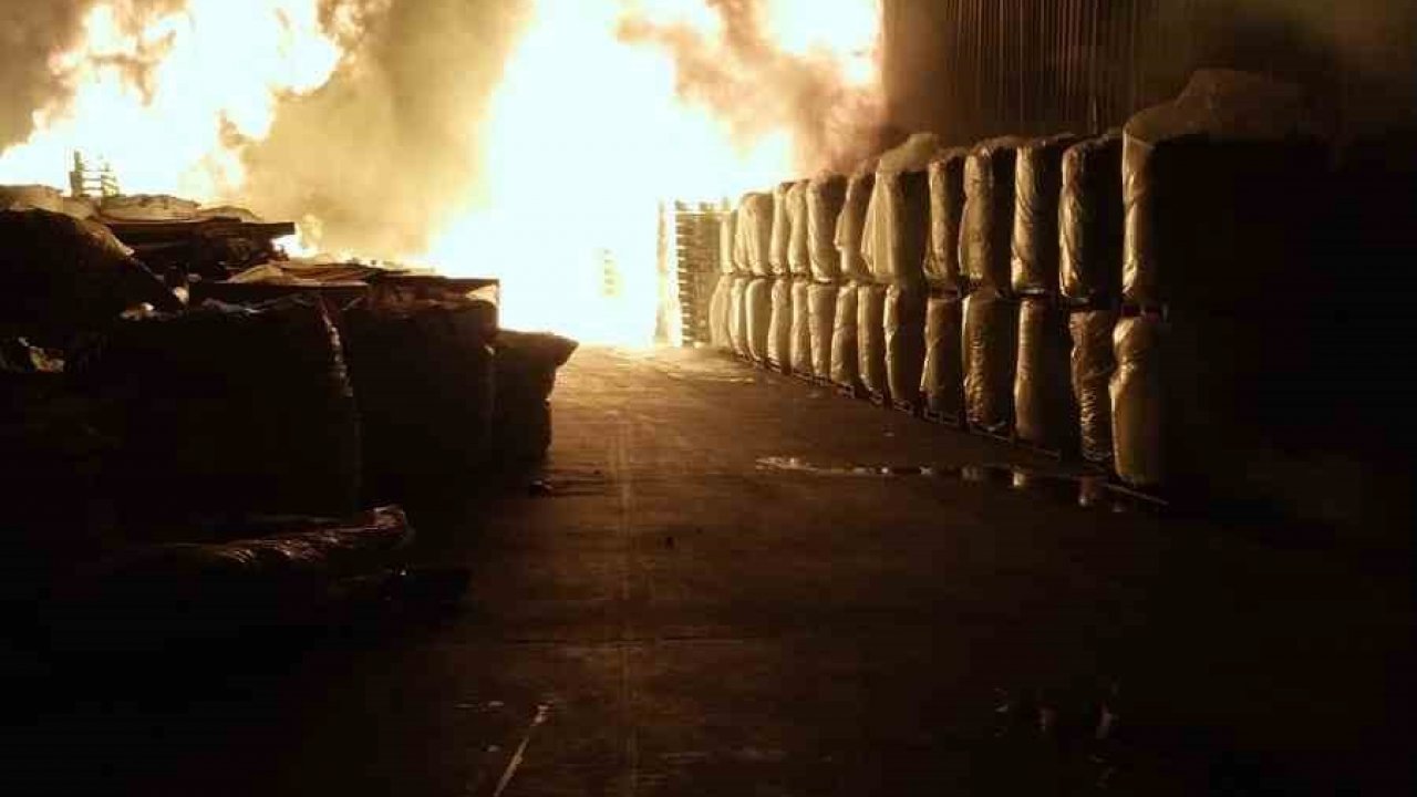 Adana’da plastik fabrikasında çıkan yangın söndürüldü