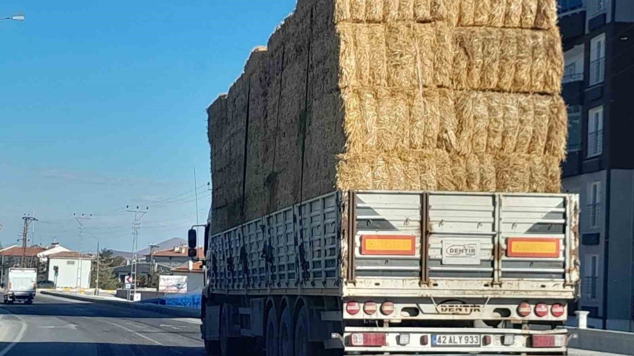 Konya’da çadırsız balya yüklü tırın tehlikeli yolculuğu