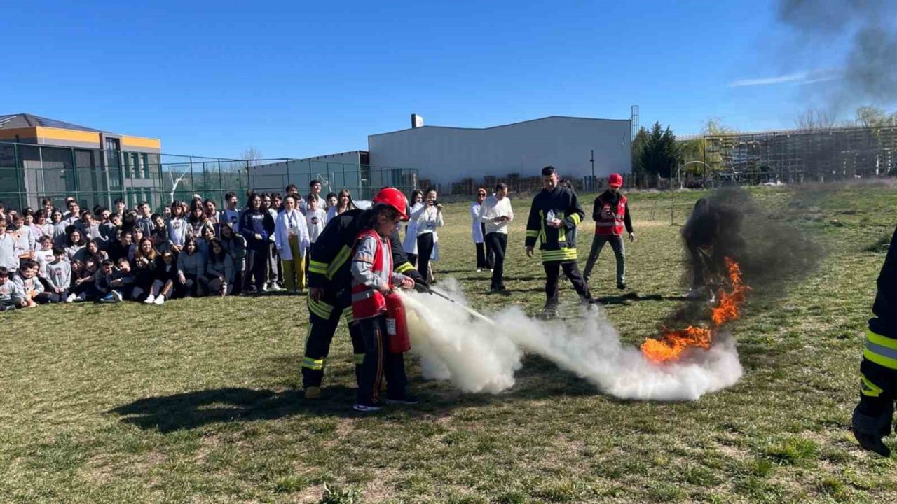 Özel okulda yapılan deprem tatbikatı gerçeğini aratmadı