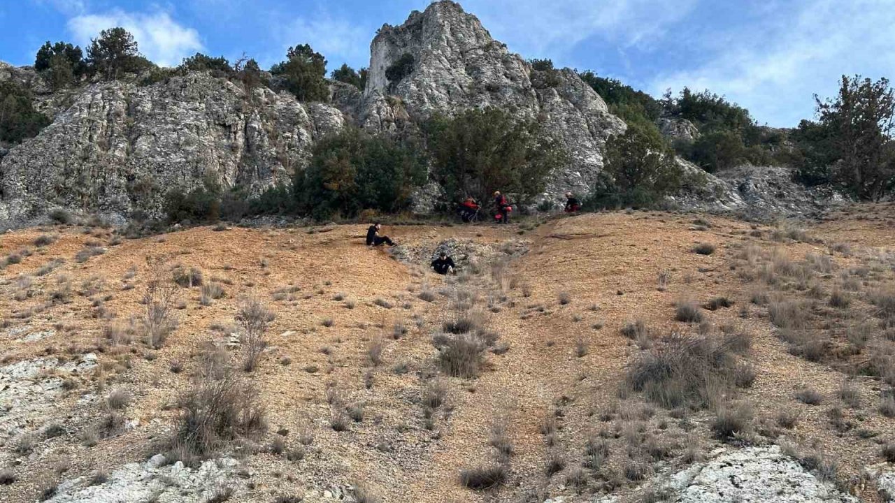 Doğa yürüyüşünde mahsur kalan 2 kişiyi AFAD ekipleri kurtardı