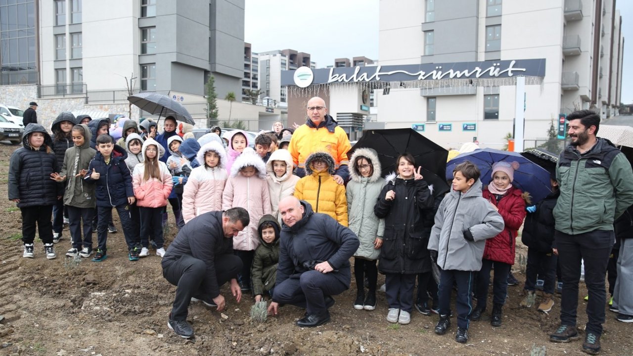 Nilüfer’de çocuklar gelecek için fidan dikti