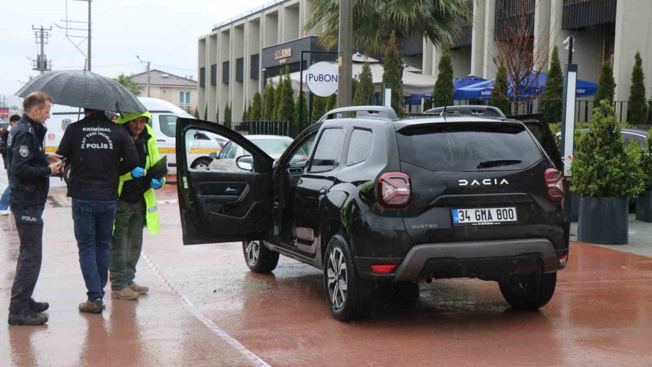 Aracının içinde başından silahla vurulmuş halde bulundu