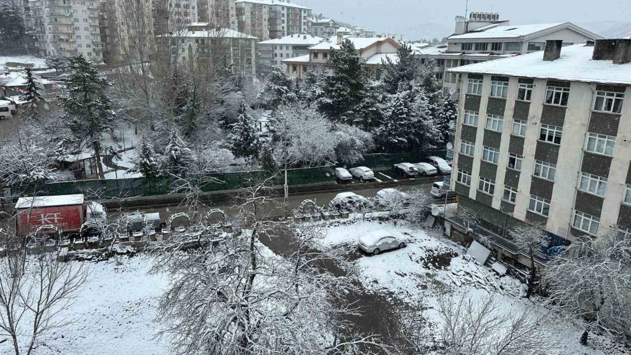 Ankara’nın Kızılcahamam ilçesinde kar yağışı etkili oluyor