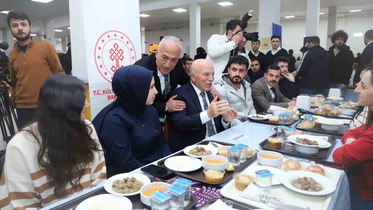 Şehrin yöneticileri, öğrencilerle iftar sofrasında buluştu