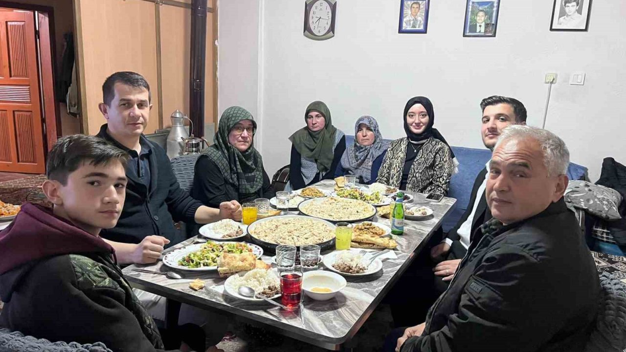 Kaymakam Özpınar, iftarını köydeki ailenin evinde açtı