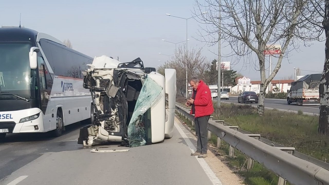 Kazada şoför kabini kopan tırın sürücüsü yaralandı