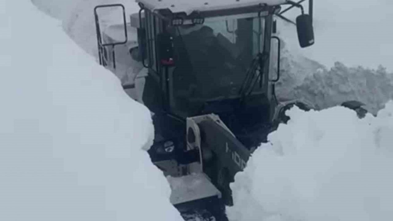 Yüksekova’da 4 metrelik kar tünelinde çalışma