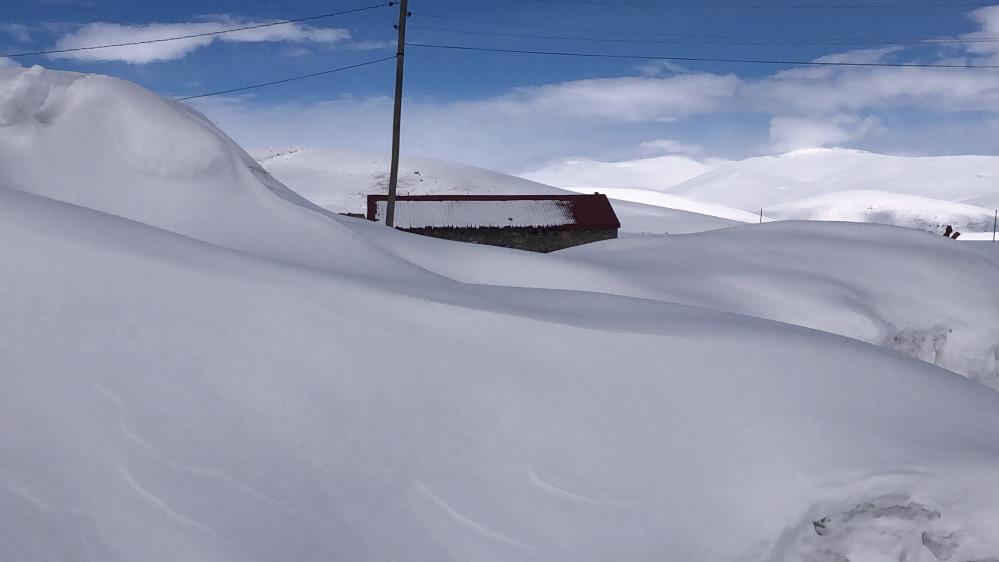Kars’ta evler kar altında kaldı