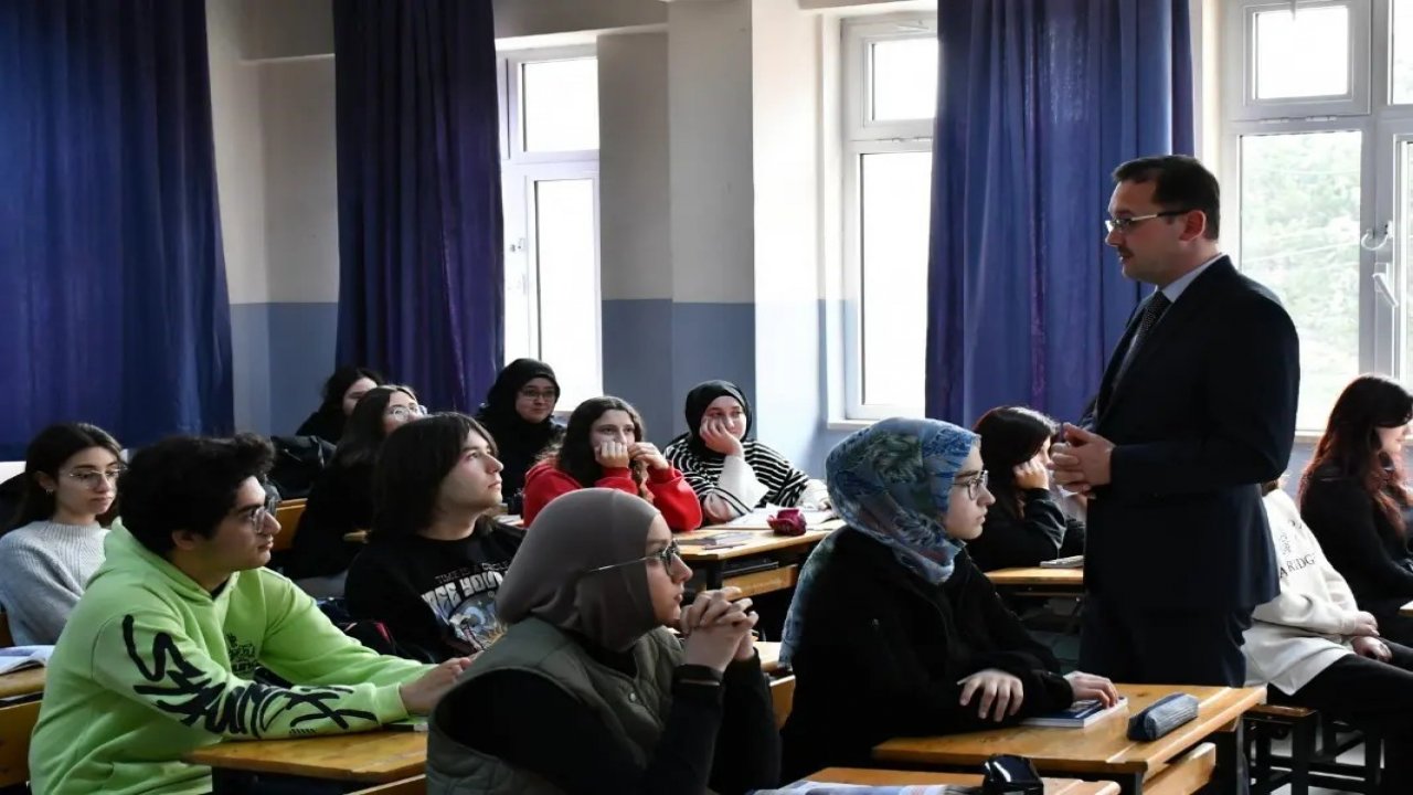 Milli Eğitim Müdürü Odabaşoğlu öğrencilerle bir araya geldi