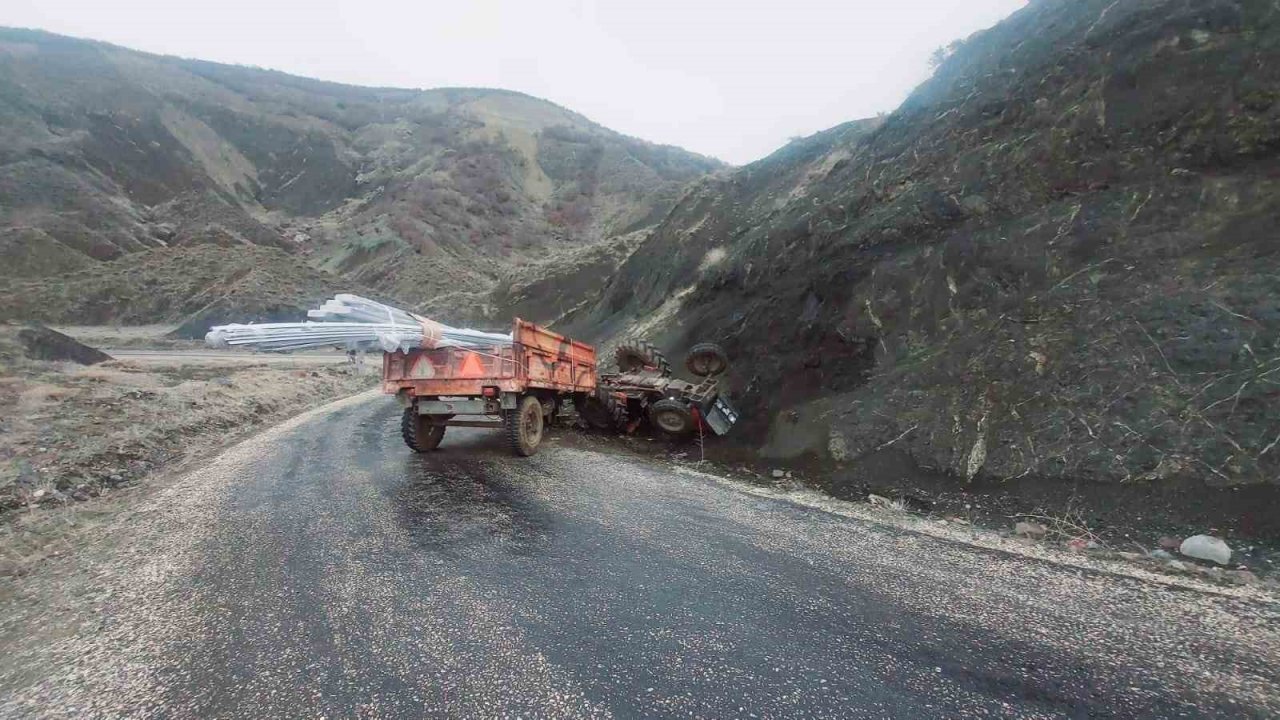 Devrilen traktörün altında kalan sürücü yaralandı