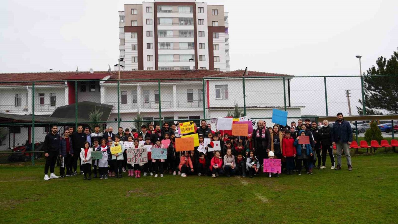 Kastamonuspor’un minik taraftarlarından futbolculara moral ziyareti