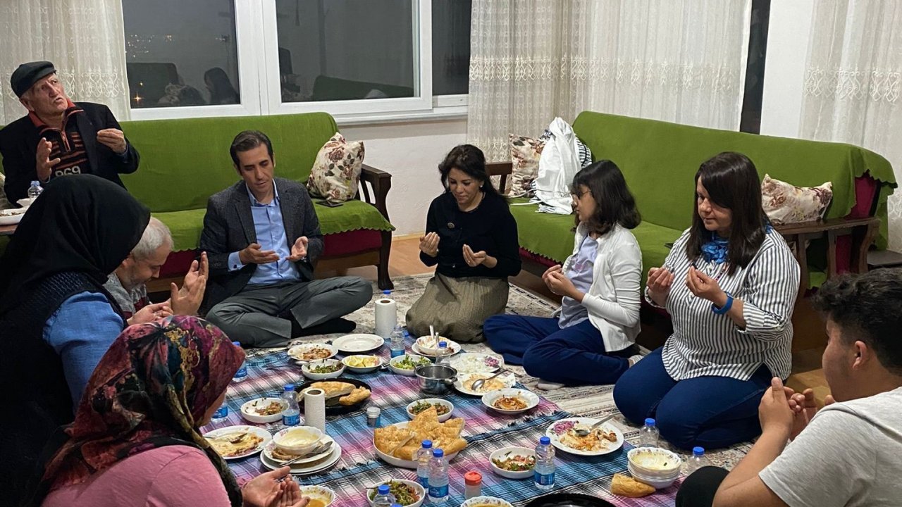 Kaymakam Topsakaloğlu, iftarda vatandaşların evine konuk oluyor