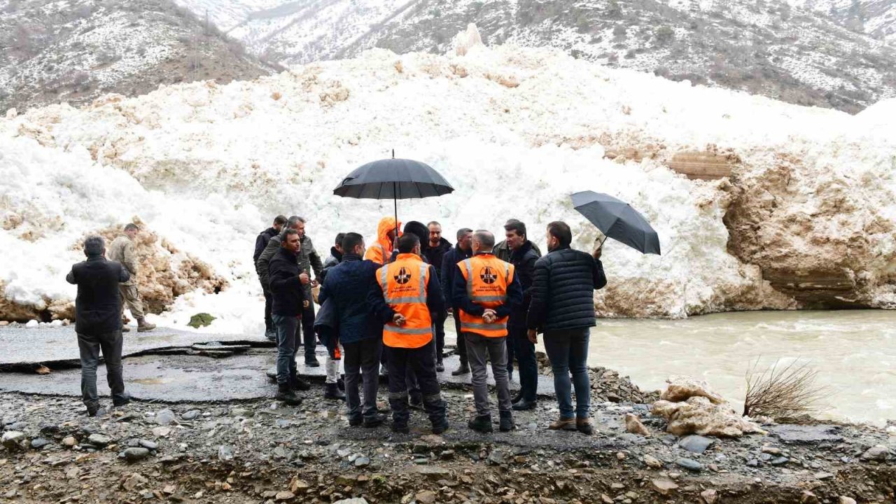 Çatak’ta çığ temizleme çalışmaları devam ediyor