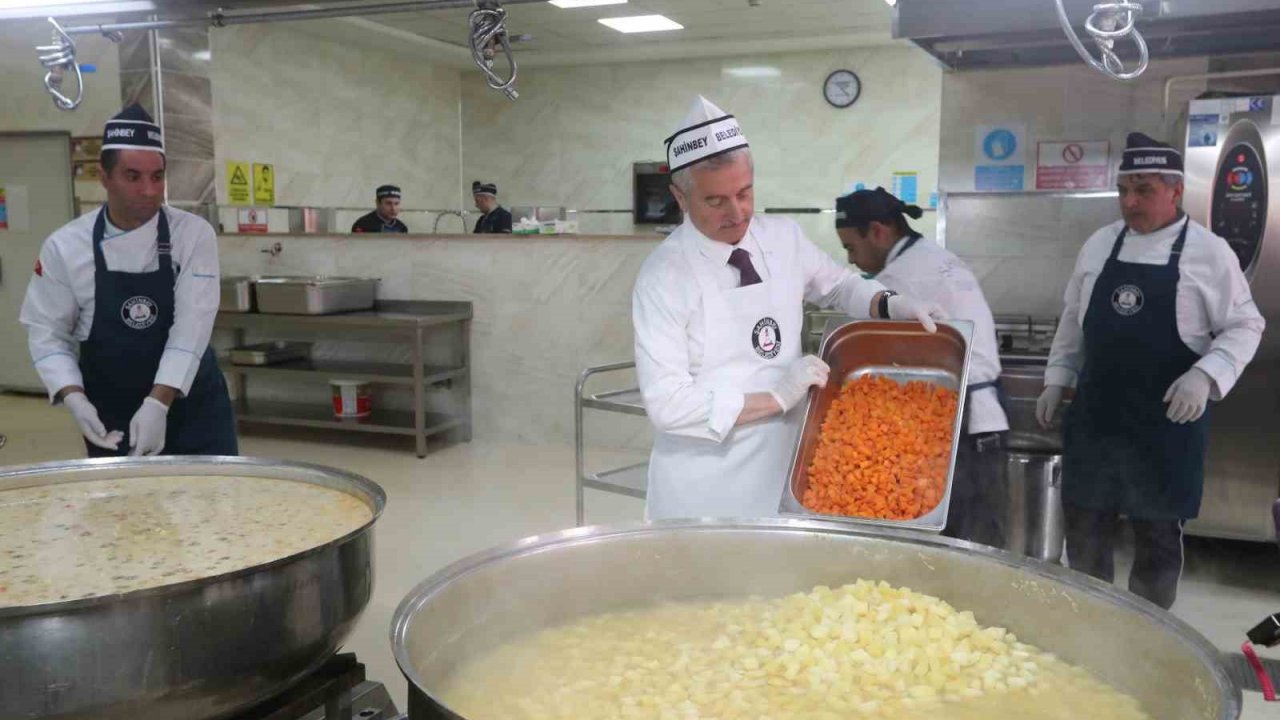 Tahmazoğlu vatandaşlar için kendi elleriyle yemek yaptı