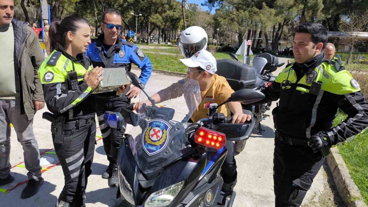 Trafik ekipleri Down sendromlu bireyleri ağırladı