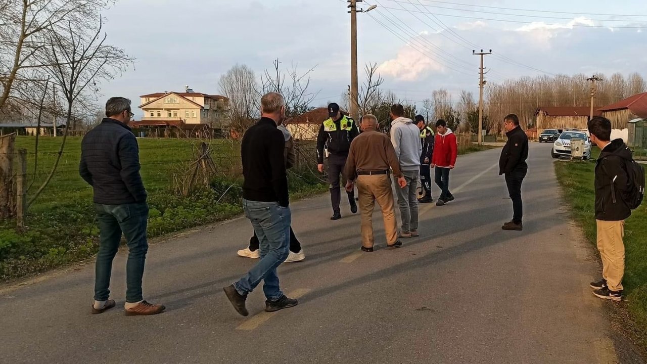 Camiden evine giderken dengesini kaybeden bisikletli otomobile çarptı