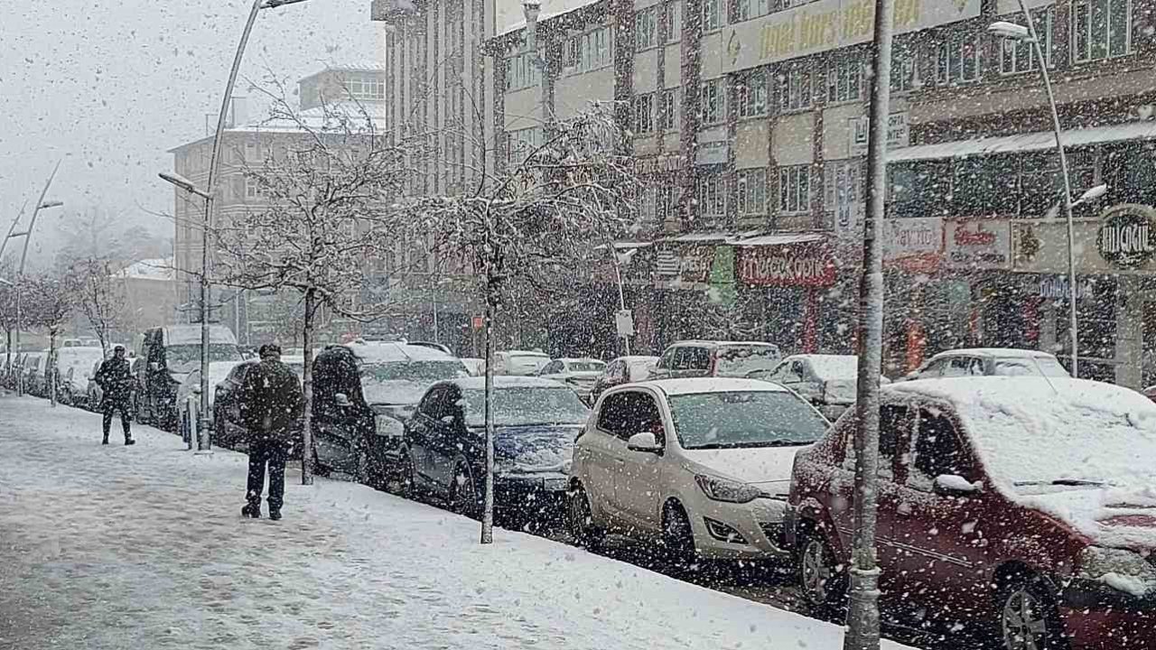 Erzurum’da kar yağışı etkili oluyor, 147 köy yolu ulaşıma kapalı