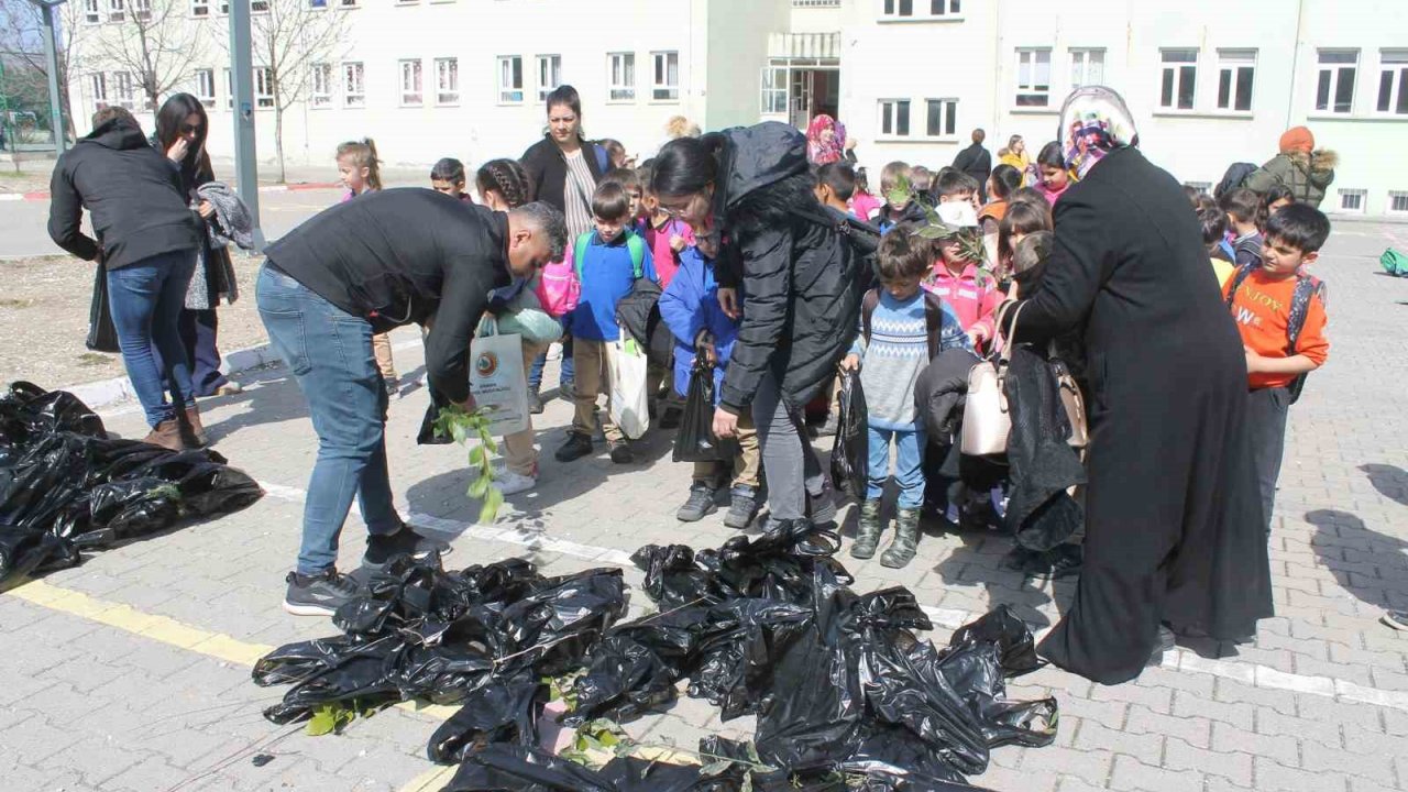 Dünya ormancılık gününde öğrencilere yüzlerce fidan dağıtıldı