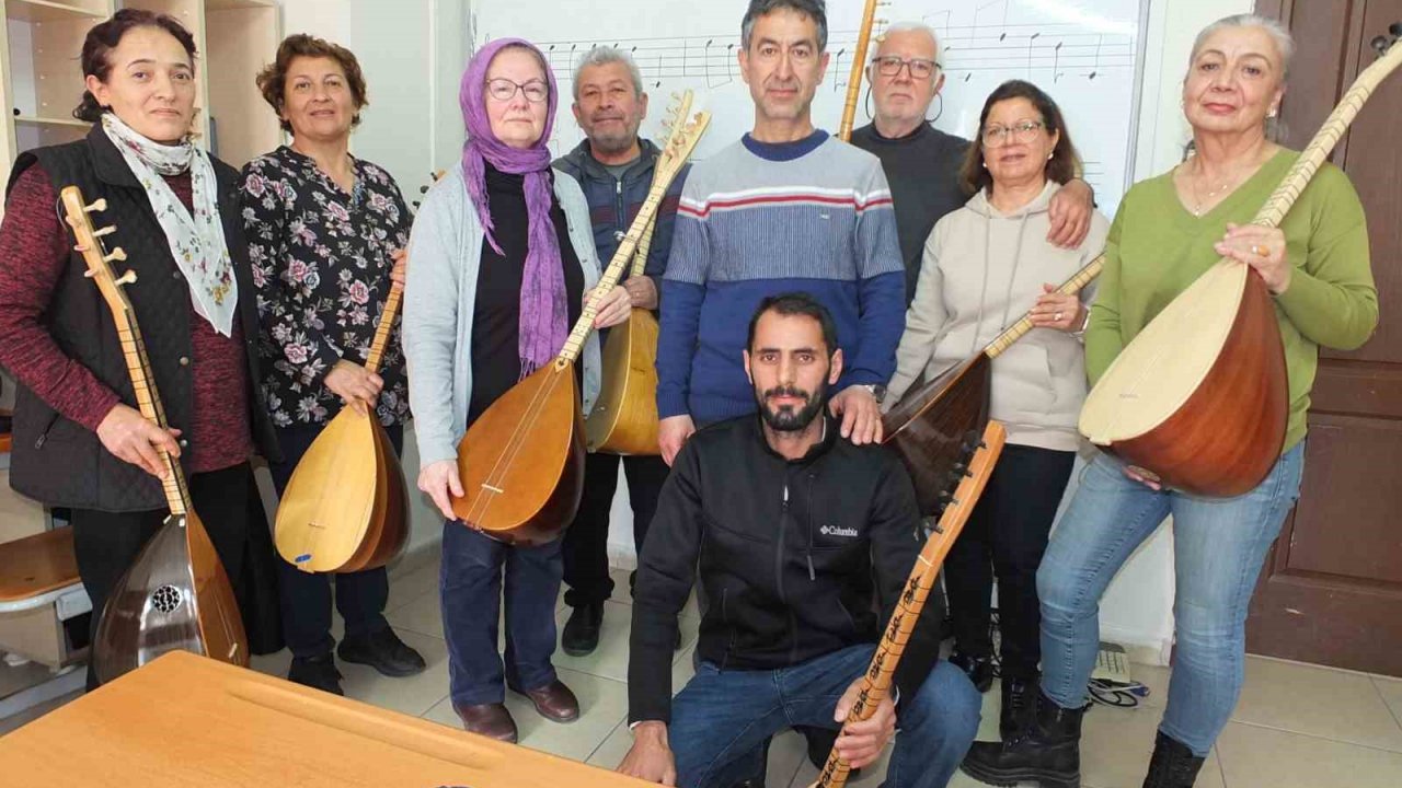 Balıkesir’de emekliler bağlama çalmayı öğreniyor