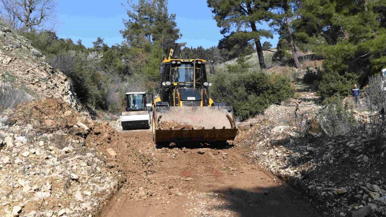 Konyaaltı’da bozuk yollarda hummalı çalışma