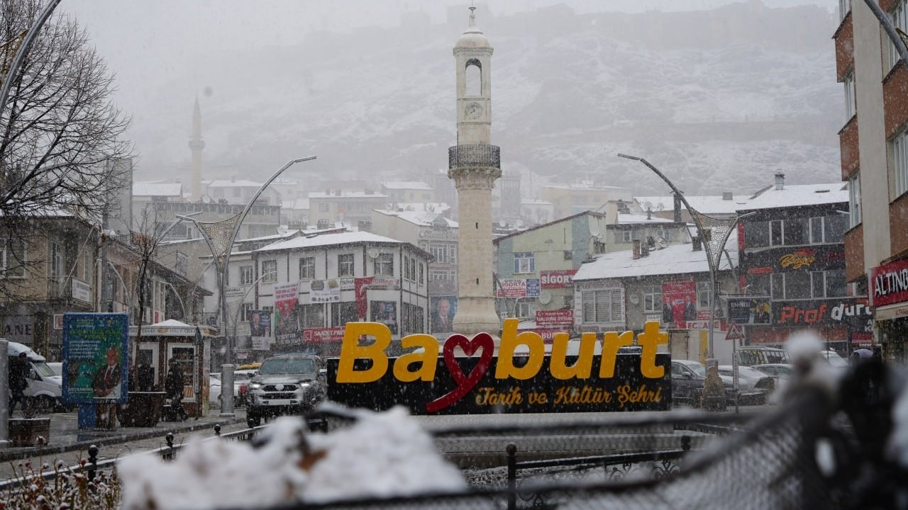 Bayburt’a lapa lapa kar yağdı