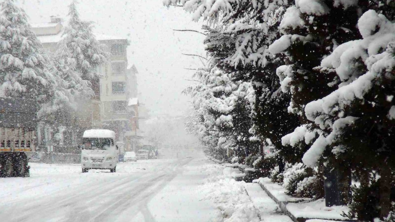 Ahlat’ta mart karı etkili oluyor