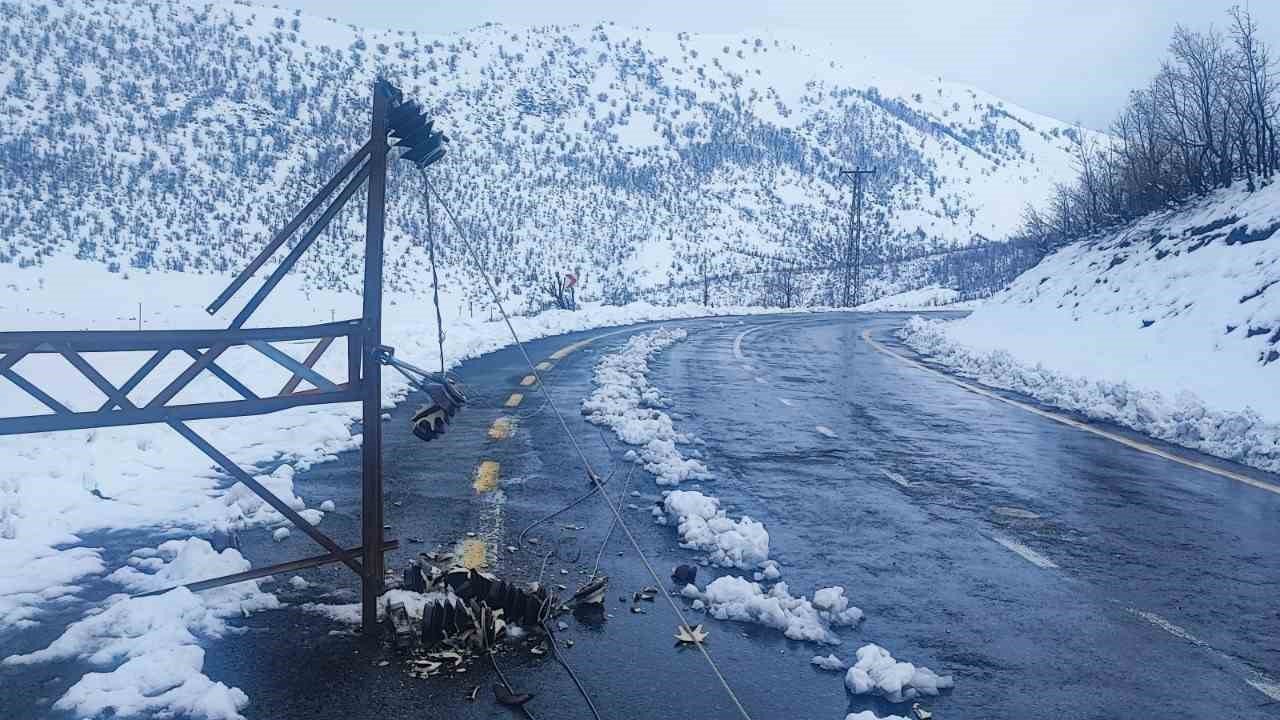 Şırnak’ta olumsuz hava şartlarına rağmen elektrik arızası giderildi