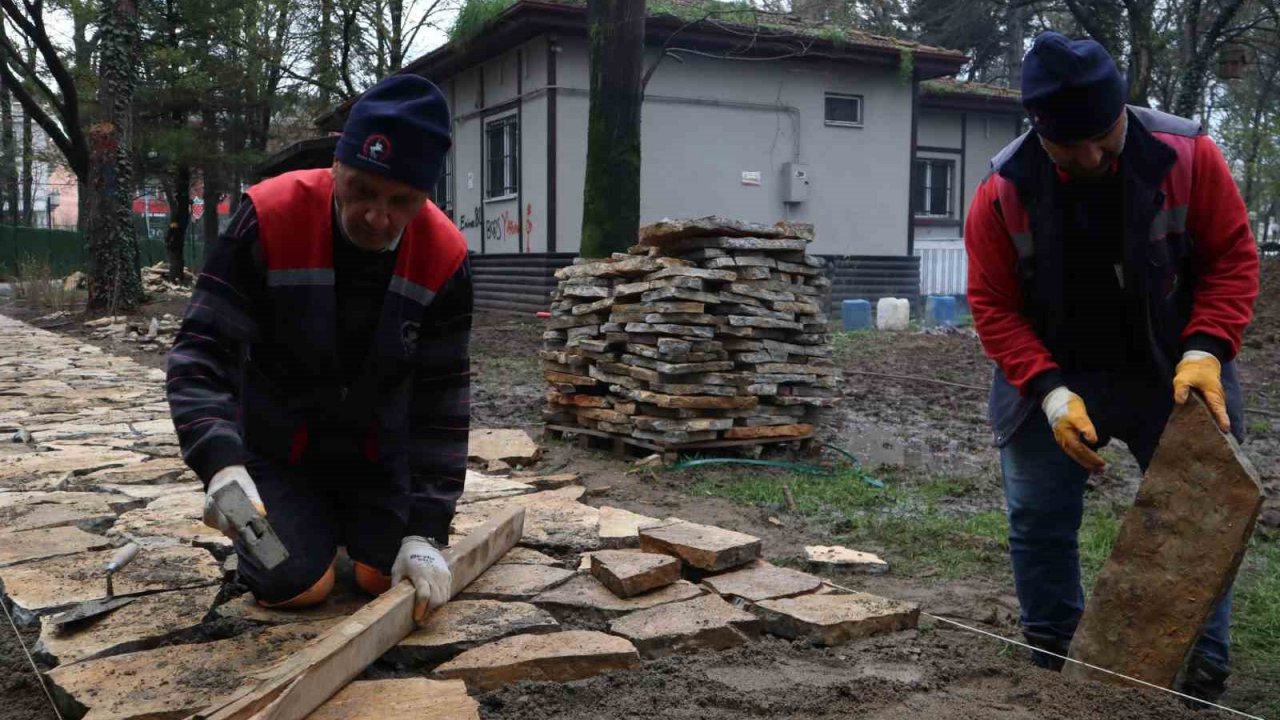 Vandalların hedefi olan park yenileniyor