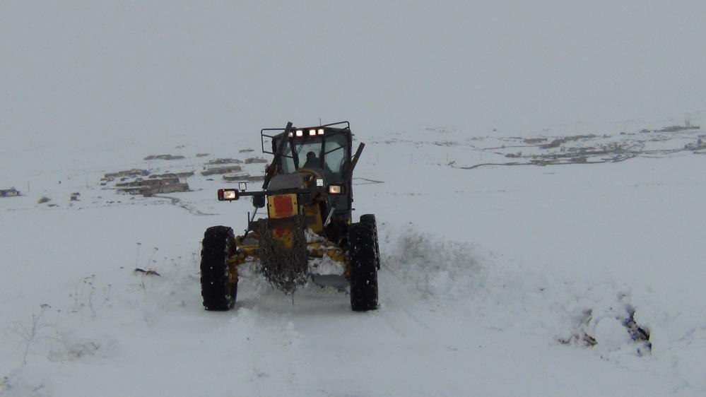 Kars’ta kar 47 köy yolunu ulaşıma kapadı