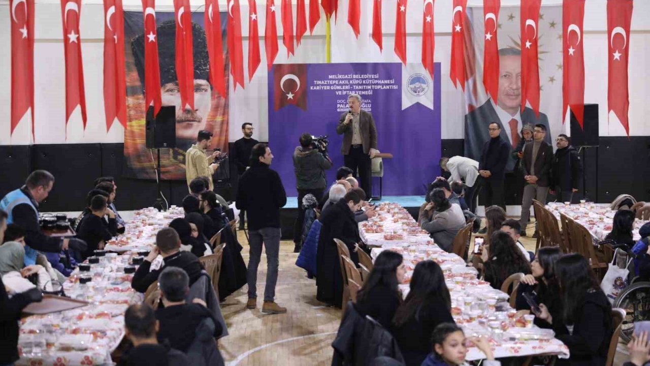 Akıl Küpü Kütüphaneleri, gençlerin yanında olmaya devam ediyor