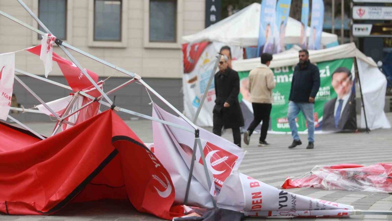 Bursa’da etkili olan fırtına parti stantlarını yerle bir etti