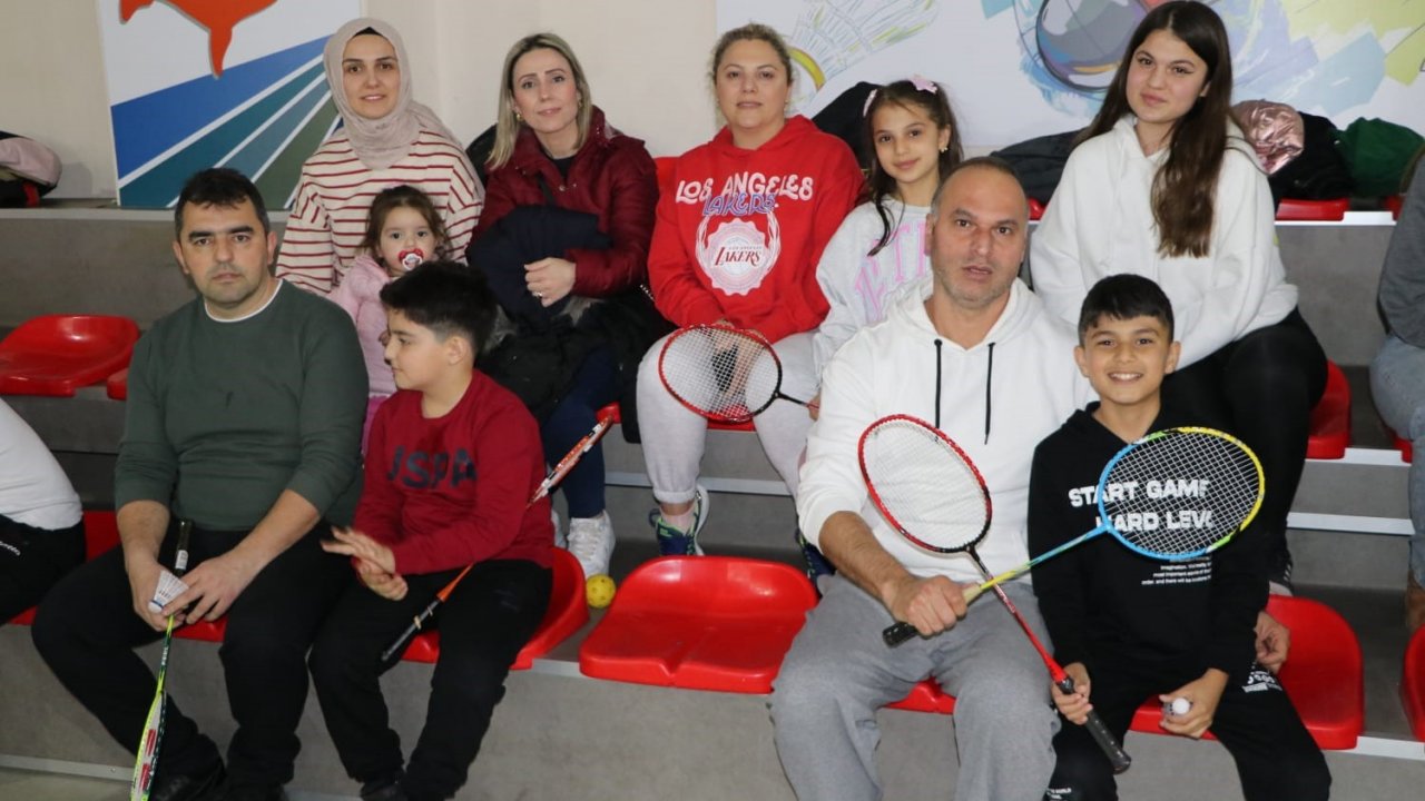 Badmintonda aileler yarıştı