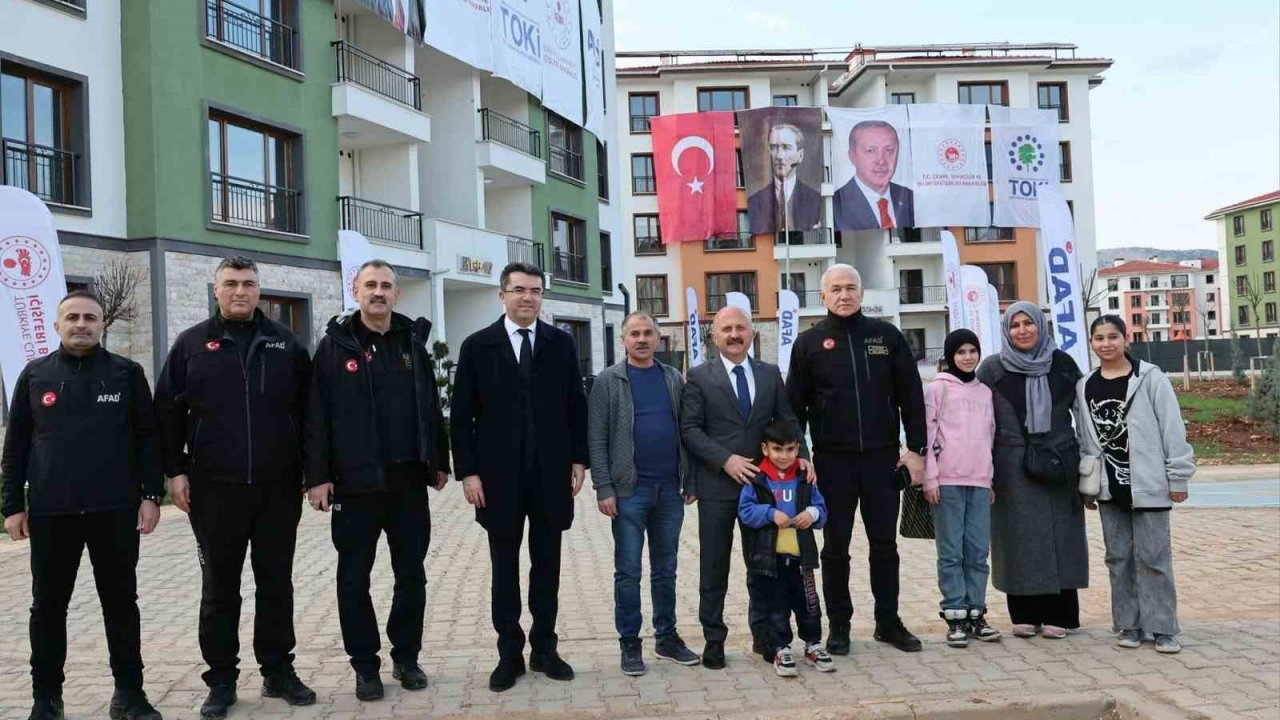 Vali Varol, kalıcı deprem konutlarını inceledi