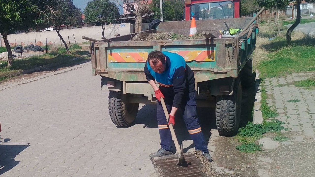 Salihli’de su taşkınlarına karşı ızgara temizliği