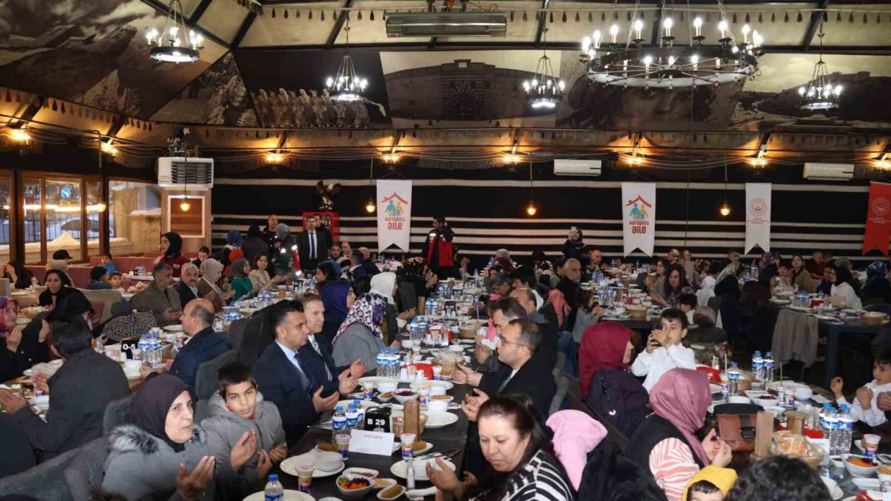 Çocuklar sevgi sofrasında iftar açtı