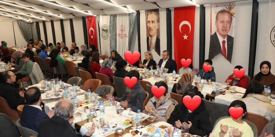 Vali Polat ve Eşi yetim çocuklarla iftarda buluştu.