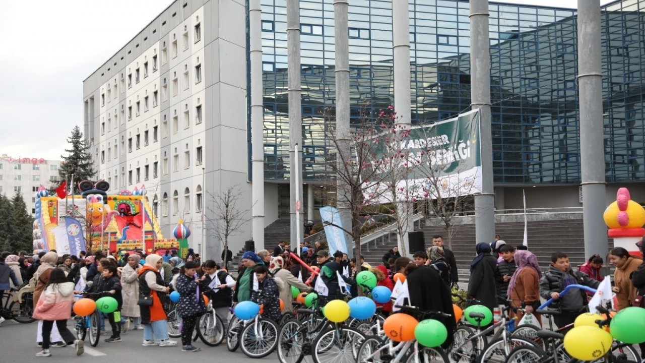 Başkan Çolakbayrakdar, yetimlerin gönlünü fethetti