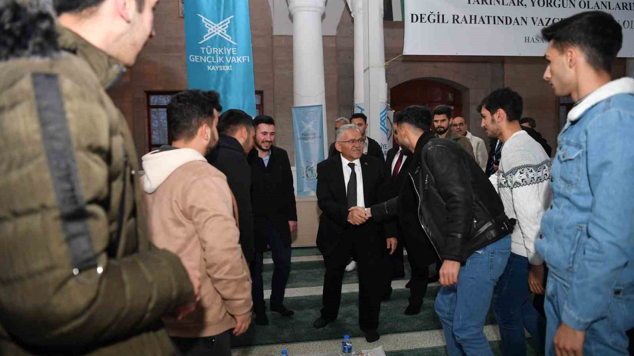 Başkan Büyükkılılç; iftar programında gençlerle, teravihin ardından da vatandaşlarla buluştu