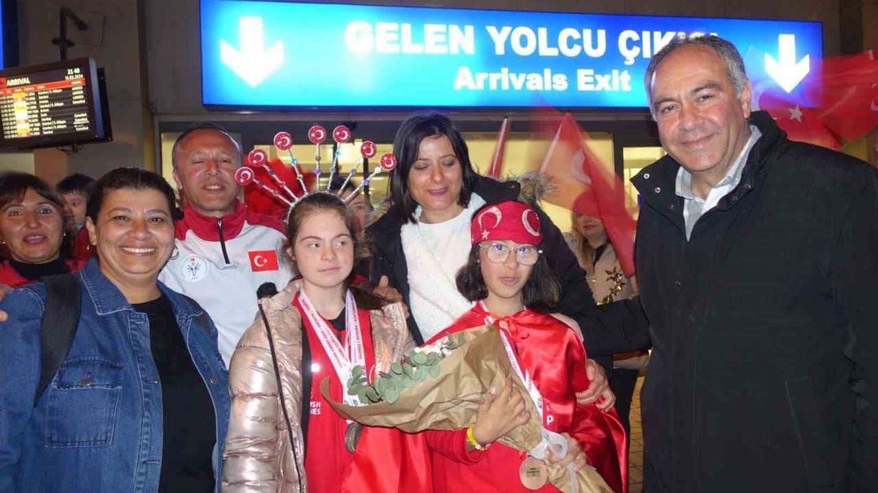 Dünya şampiyonu Selin Naz ve Nilsu’ya coşkulu karşılama