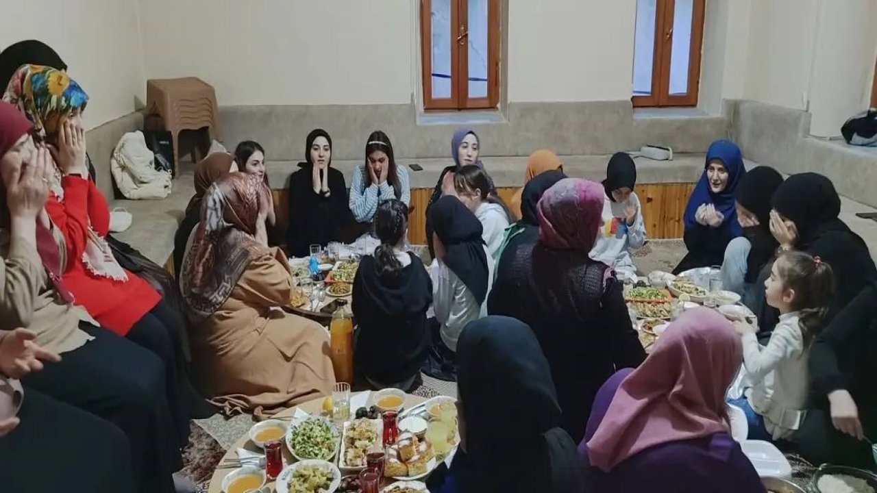 Kur’an kursu öğrencileri üniversite öğrencileriyle iftarda bir araya getirildi