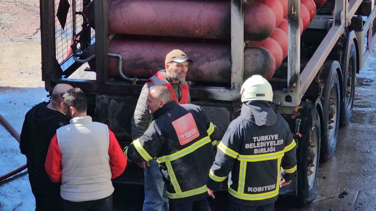 Doğalgaz tüpleri taşıyan dorsede yangın çıktı, facianın eşiğinden dönüldü