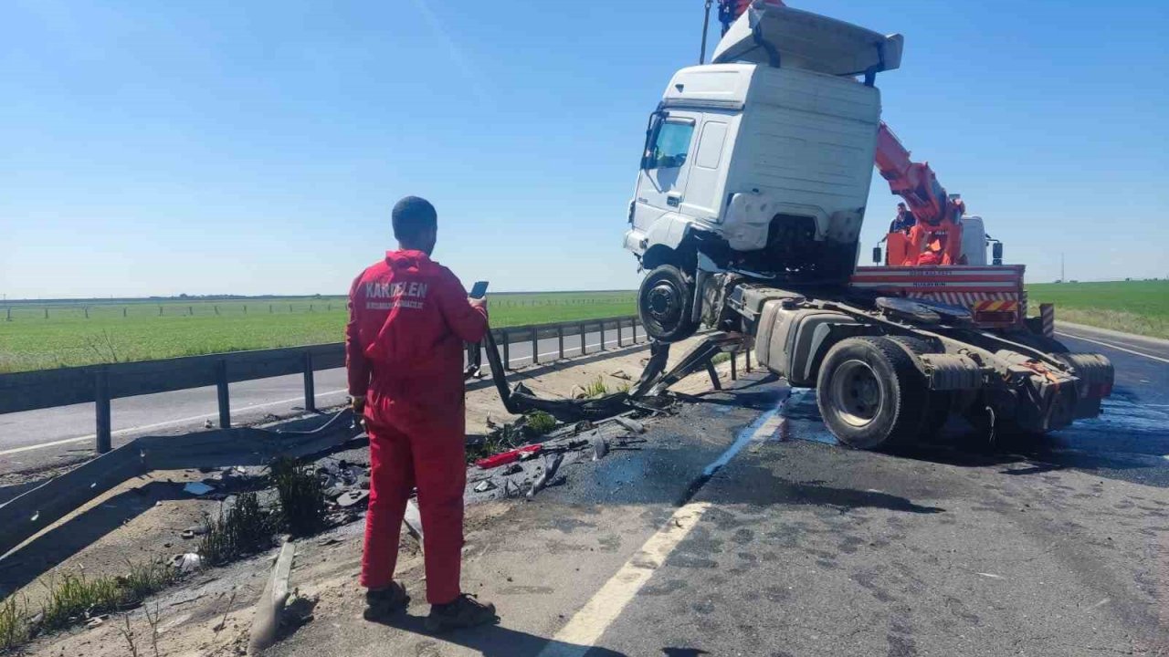 Mardin’de bariyerlere çarpan tır sürücüsü yaralandı