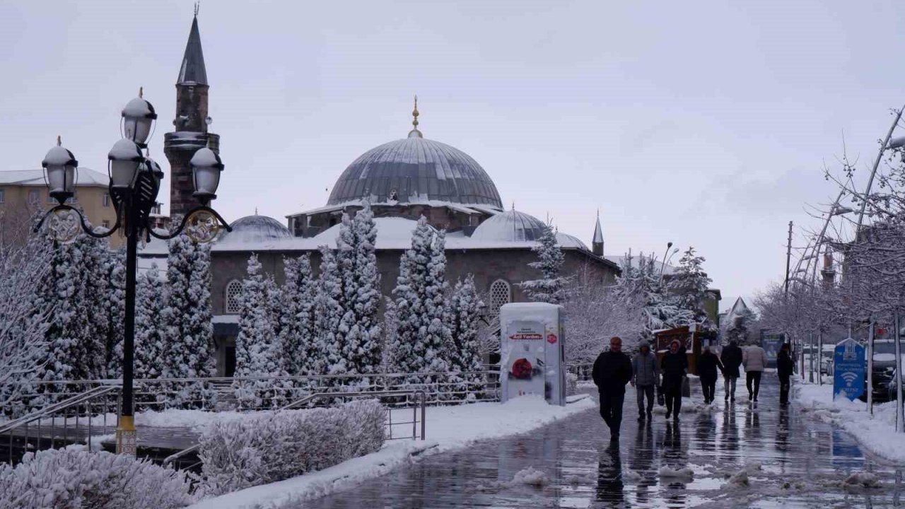 Erzurum’da kar yağışı sonrası kartpostallık manzaralar