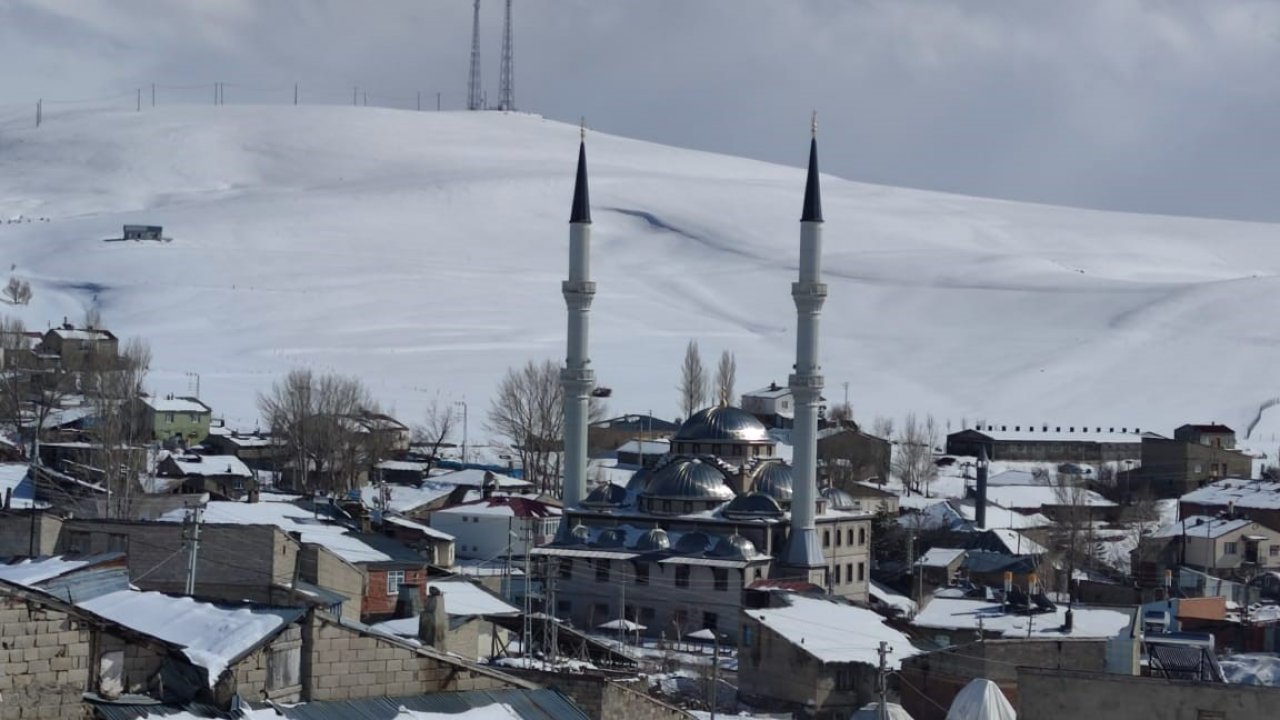 Kar yağışı Aşkale’yi esir aldı